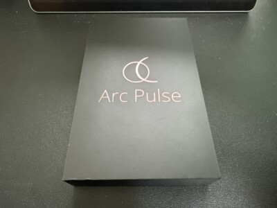 Arc Pulse新色チタングレーのレビュー！控え目な中でしっかりと目立つ銀色がiPhoneの色合いとピッタリマッチするケースでした！