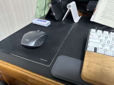 フルサイズのキーボードに対しては左手でマウスを使うとバランスがとれるのではないでしょうか？